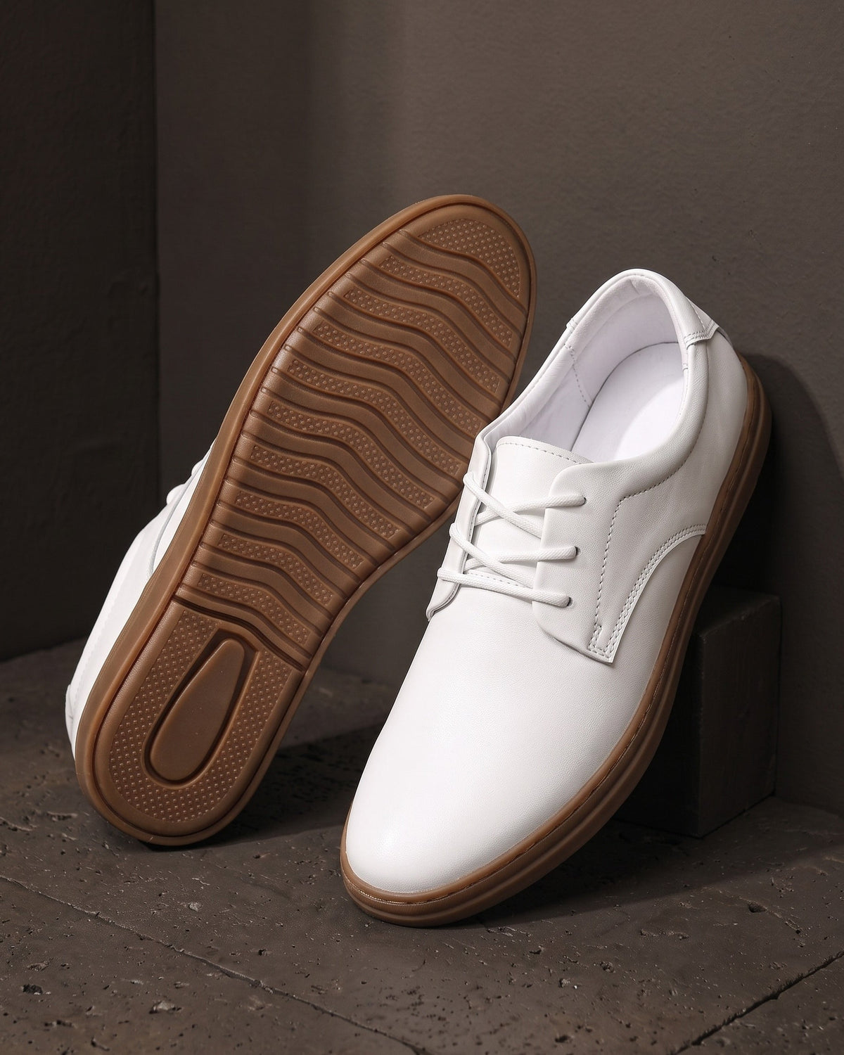 Chaussures à lacets avec semelle contrastée pour hommes